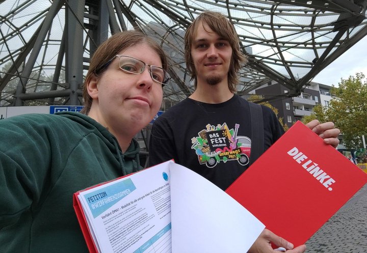 Foto mit der Kreissprecherin Sonja Lemke und dem Vorstandsmitglied Max Siekmann, die die Unterschriftensammlung des Bündnisses "Wir fahren zusammen" unterstützen
