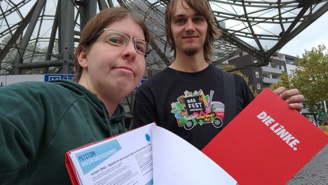 Foto mit der Kreissprecherin Sonja Lemke und dem Vorstandsmitglied Max Siekmann, die die Unterschriftensammlung des Bündnisses "Wir fahren zusammen" unterstützen
