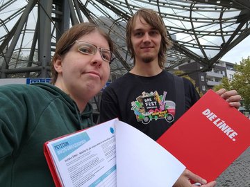 Foto mit der Kreissprecherin Sonja Lemke und dem Vorstandsmitglied Max Siekmann, die die Unterschriftensammlung des Bündnisses "Wir fahren zusammen" unterstützen