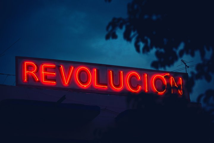 In roten Neonleuchten steht auf einem Dach "Revolucion"