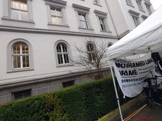 Das Dortmunder Landgericht, davor halb zu sehen ein Pavillion mit einem Transpi von Justice 4 Mouhamed