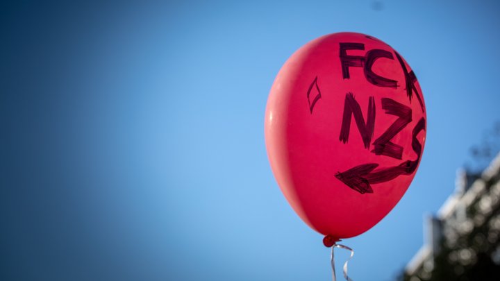 Ein roter Luftballon auf dem fck nzs steht
