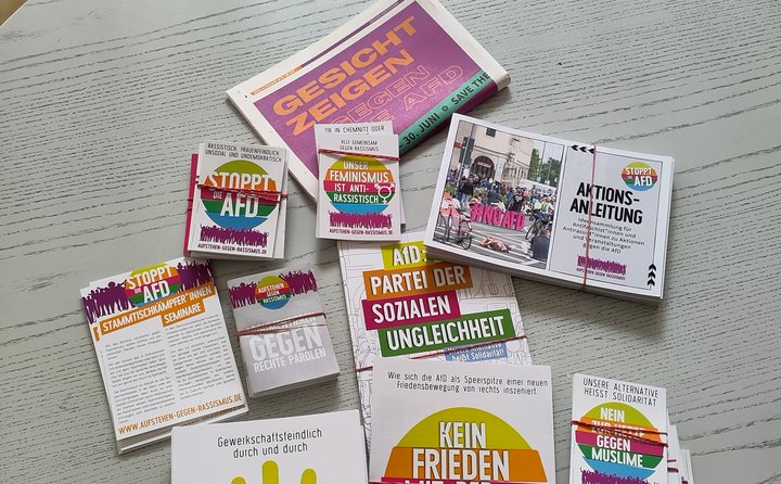 Material von Austehen gegen Rassismus auf einem Tisch