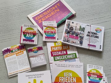 Material von Austehen gegen Rassismus auf einem Tisch