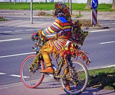 Der "Flower Man" auf dem Weg durch Dortmund...